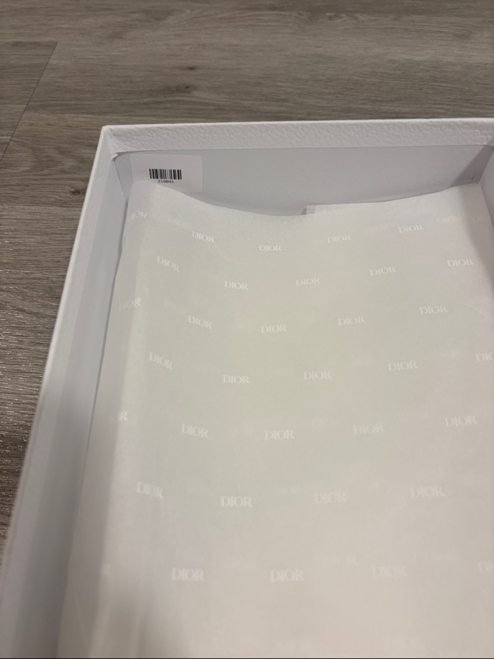 White Dior Shoe Box, 2 Dust Pouches, Ribbon, receipt sleeve and care card set - Picture 13 of 13